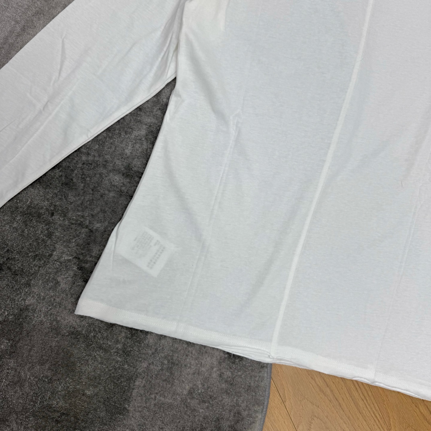 PD家 26早秋新款 三角标圆领长袖T恤 胸口经典三角布标 低调提升整体质感 柔和透气棉面料亲肤舒适 轻薄不闷汗 宽松版
