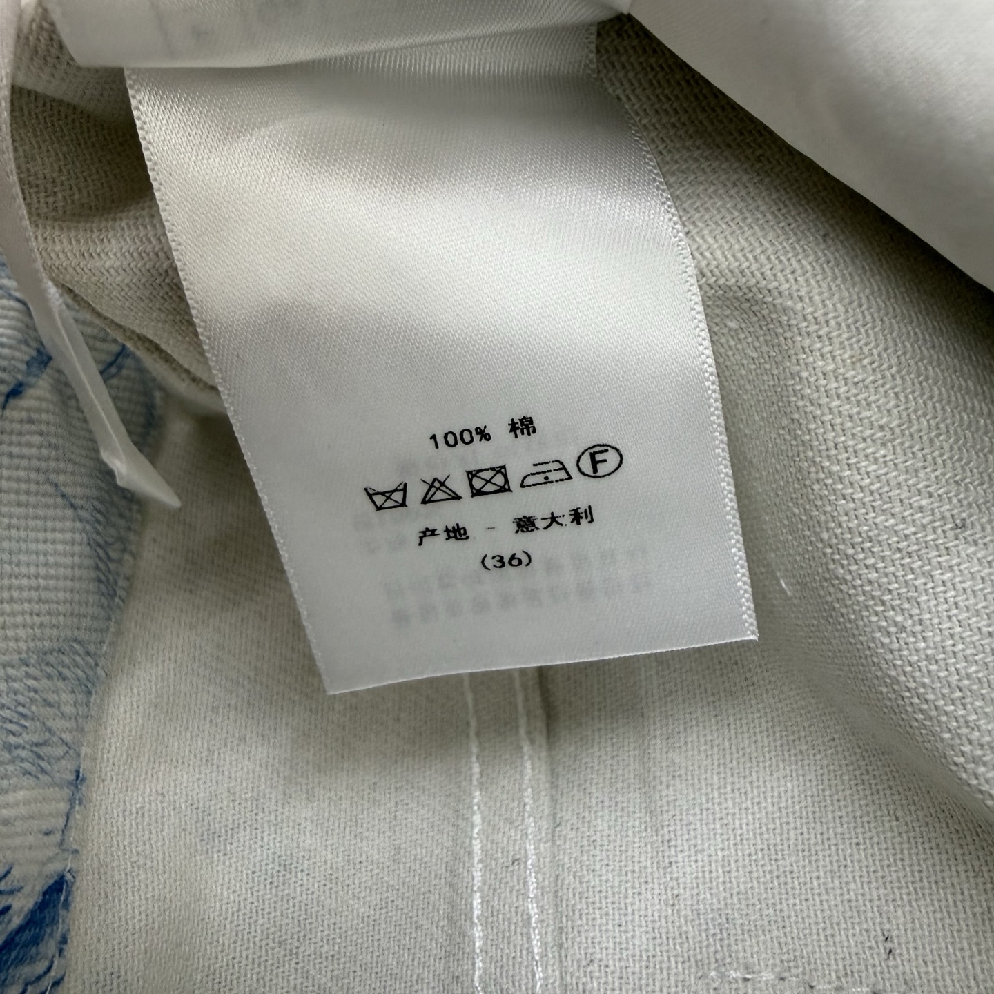 D家 26夏季新款 花鸟定位印花牛仔短裤🩵水洗质感牛仔面料，挺括舒适，浅底蓝调青花瓷花鸟满印，文艺复古氛围感拉满，高腰A