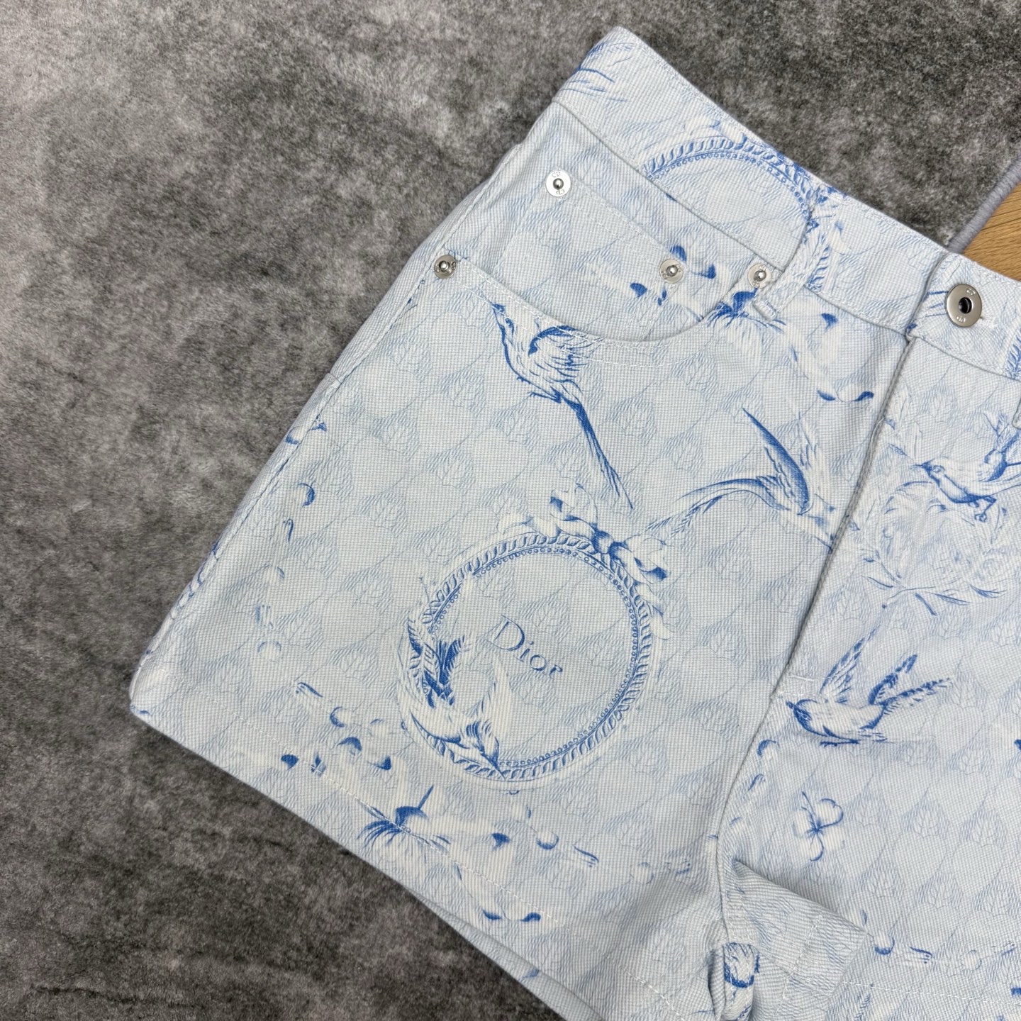 D家 26夏季新款 花鸟定位印花牛仔短裤🩵水洗质感牛仔面料，挺括舒适，浅底蓝调青花瓷花鸟满印，文艺复古氛围感拉满，高腰A