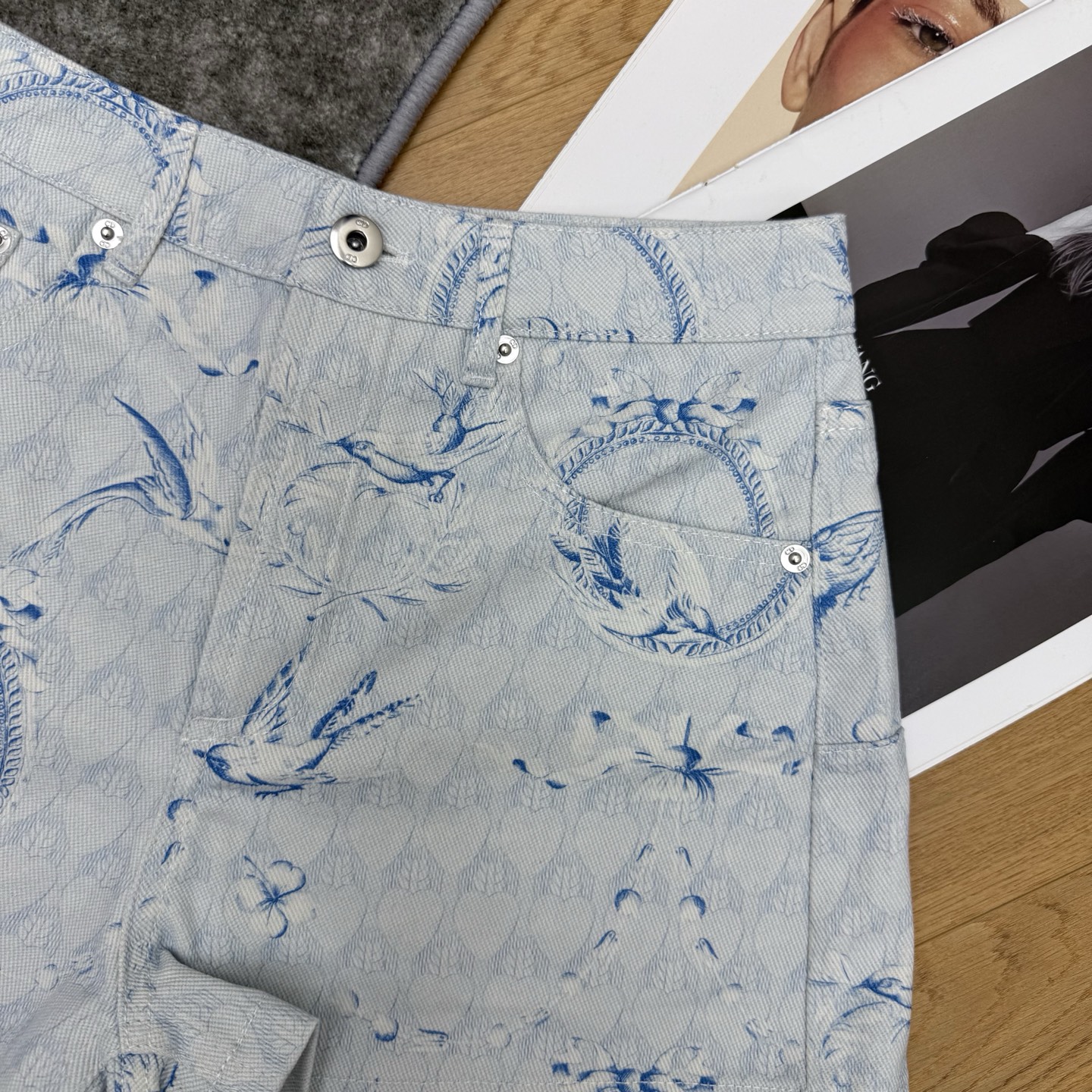 D家 26夏季新款 花鸟定位印花牛仔短裤🩵水洗质感牛仔面料，挺括舒适，浅底蓝调青花瓷花鸟满印，文艺复古氛围感拉满，高腰A