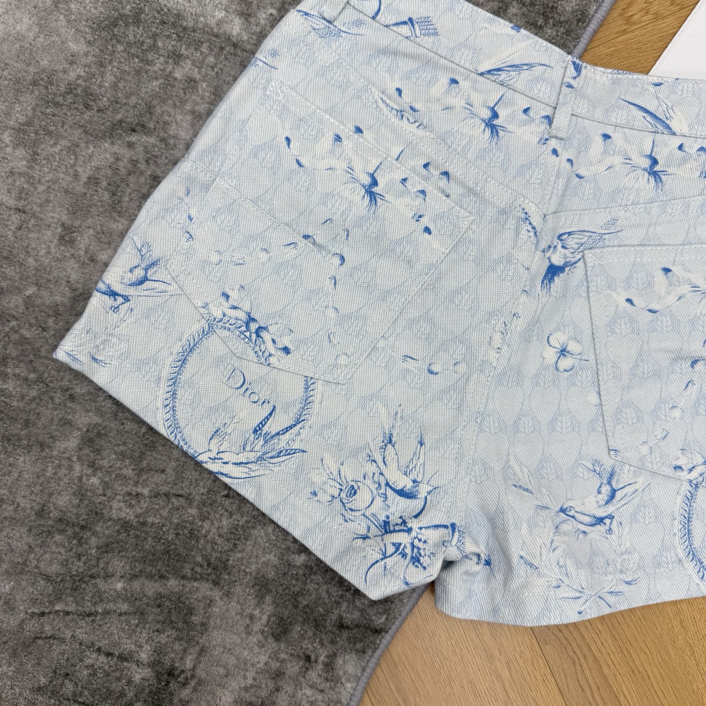D家 26夏季新款 花鸟定位印花牛仔短裤🩵水洗质感牛仔面料，挺括舒适，浅底蓝调青花瓷花鸟满印，文艺复古氛围感拉满，高腰A