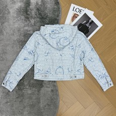 D家 26夏季新款 花鸟定位印花连帽牛仔外套🩵水洗牛仔面料,质感挺括舒适,浅底蓝调青花瓷花鸟定位满印,氛围感满满,连帽抽 D家 26夏季新款 花鸟定位印花连帽牛仔外套🩵水洗牛仔面料,质感挺括舒适,浅底蓝调青花瓷花鸟定位满印,氛围感满满,连帽抽