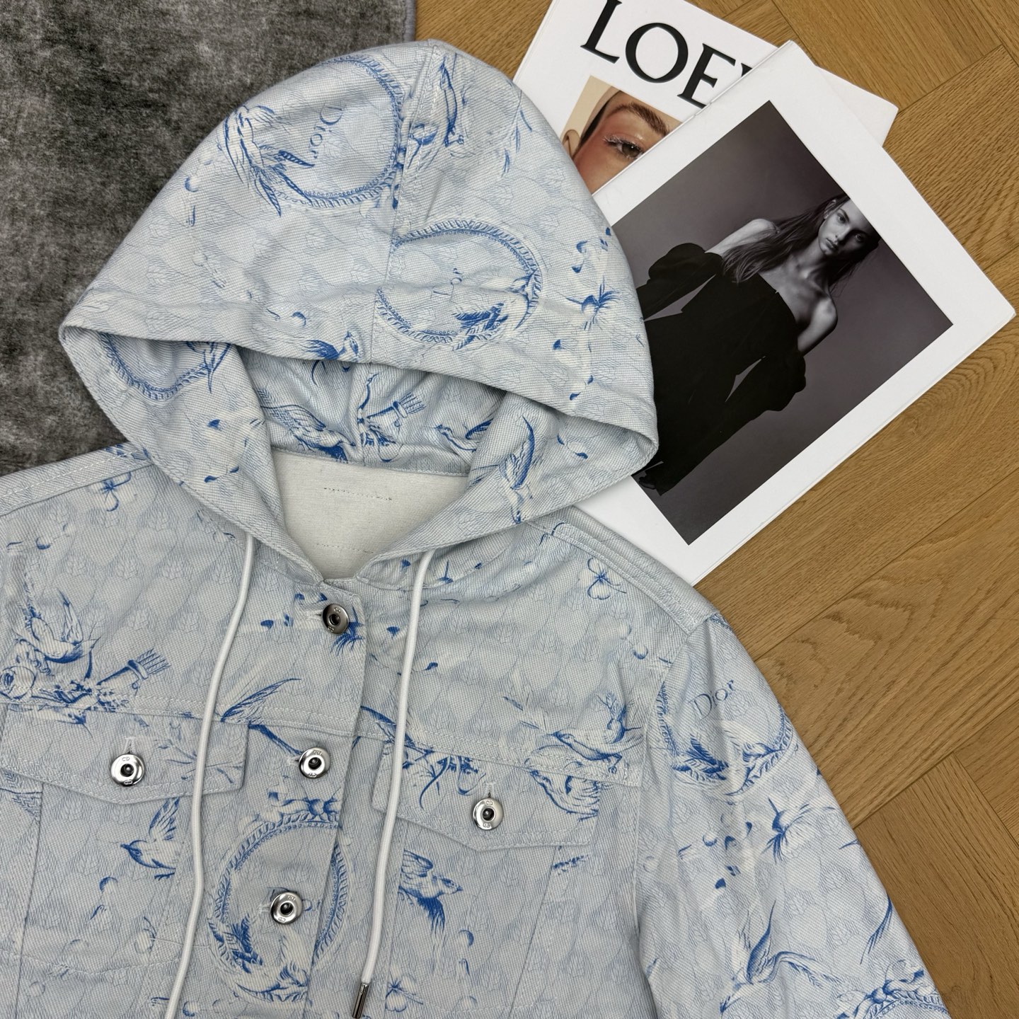 D家 26夏季新款 花鸟定位印花连帽牛仔外套🩵水洗牛仔面料,质感挺括舒适,浅底蓝调青花瓷花鸟定位满印,氛围感满满,连帽抽 D家 26夏季新款 花鸟定位印花连帽牛仔外套🩵水洗牛仔面料,质感挺括舒适,浅底蓝调青花瓷花鸟定位满印,氛围感满满,连帽抽