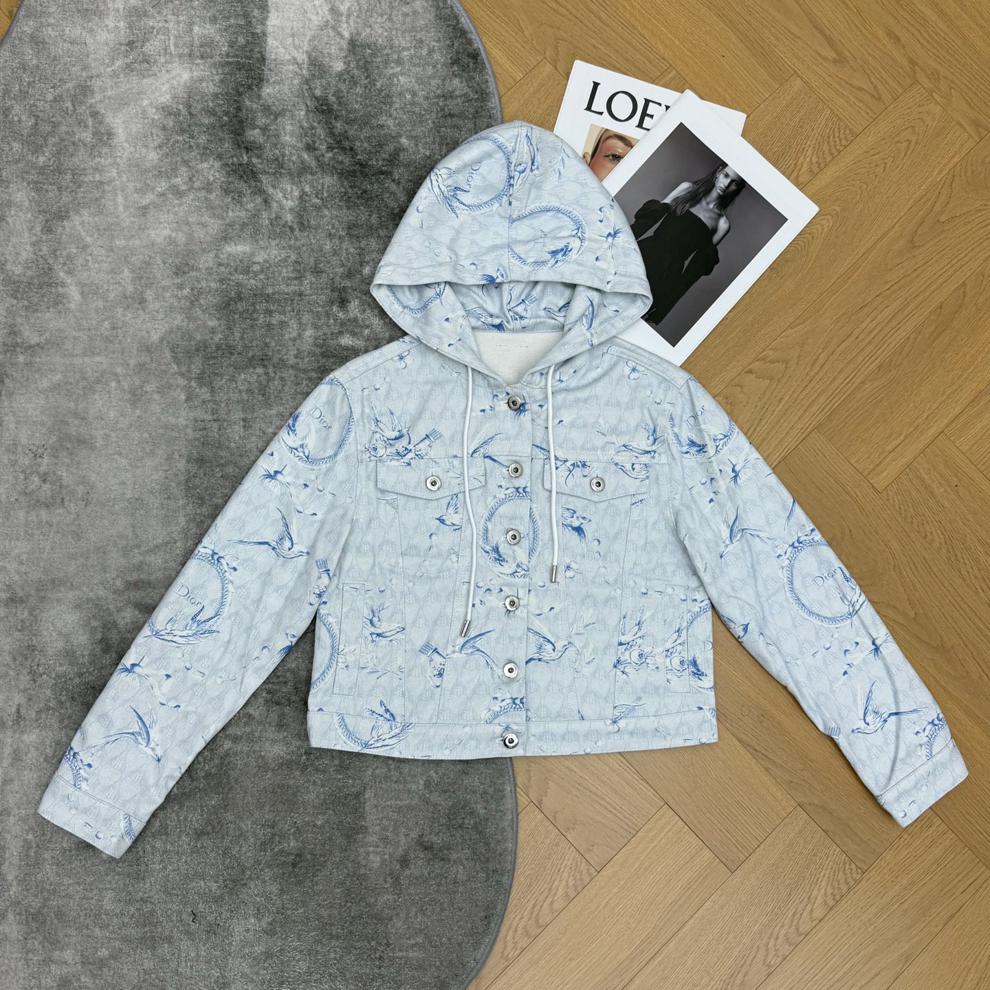 D家 26夏季新款 花鸟定位印花连帽牛仔外套🩵水洗牛仔面料,质感挺括舒适,浅底蓝调青花瓷花鸟定位满印,氛围感满满,连帽抽 D家 26夏季新款 花鸟定位印花连帽牛仔外套🩵水洗牛仔面料,质感挺括舒适,浅底蓝调青花瓷花鸟定位满印,氛围感满满,连帽抽
