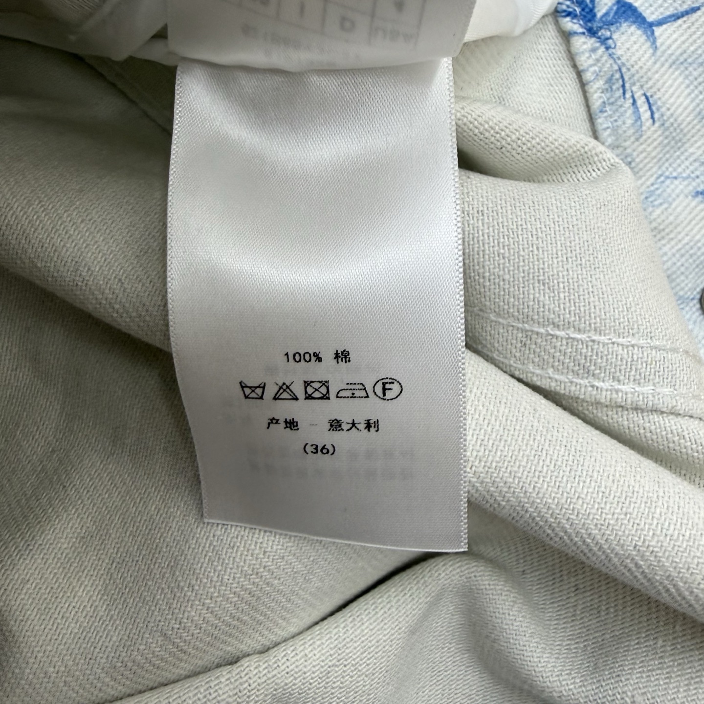 D家 26夏季新款 花鸟定位印花连帽牛仔外套🩵水洗牛仔面料,质感挺括舒适,浅底蓝调青花瓷花鸟定位满印,氛围感满满,连帽抽 D家 26夏季新款 花鸟定位印花连帽牛仔外套🩵水洗牛仔面料,质感挺括舒适,浅底蓝调青花瓷花鸟定位满印,氛围感满满,连帽抽