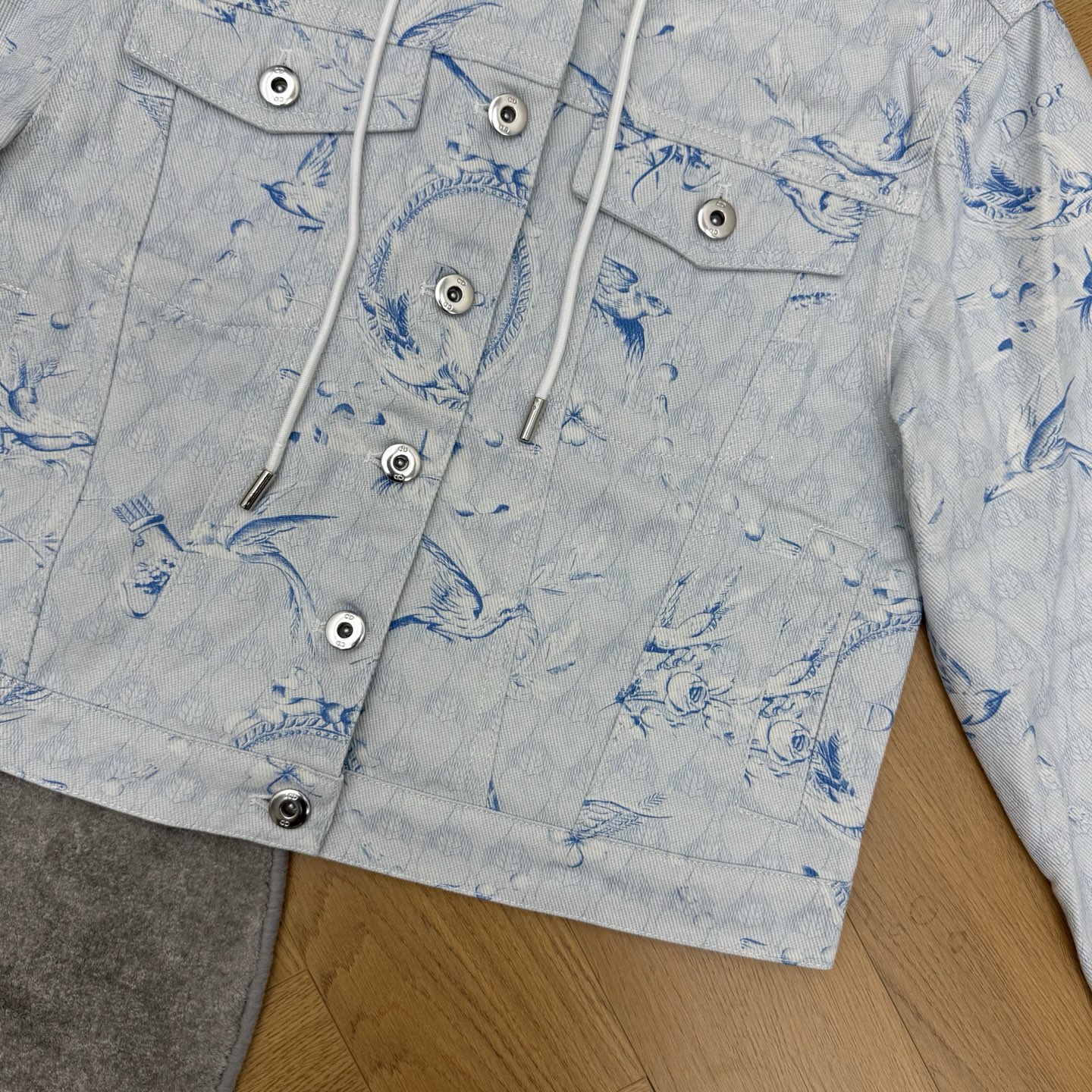 D家 26夏季新款 花鸟定位印花连帽牛仔外套🩵水洗牛仔面料,质感挺括舒适,浅底蓝调青花瓷花鸟定位满印,氛围感满满,连帽抽 D家 26夏季新款 花鸟定位印花连帽牛仔外套🩵水洗牛仔面料,质感挺括舒适,浅底蓝调青花瓷花鸟定位满印,氛围感满满,连帽抽