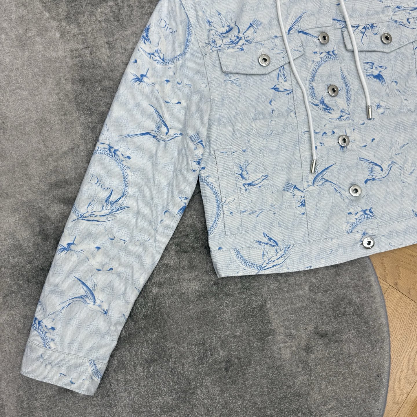 D家 26夏季新款 花鸟定位印花连帽牛仔外套🩵水洗牛仔面料,质感挺括舒适,浅底蓝调青花瓷花鸟定位满印,氛围感满满,连帽抽 D家 26夏季新款 花鸟定位印花连帽牛仔外套🩵水洗牛仔面料,质感挺括舒适,浅底蓝调青花瓷花鸟定位满印,氛围感满满,连帽抽