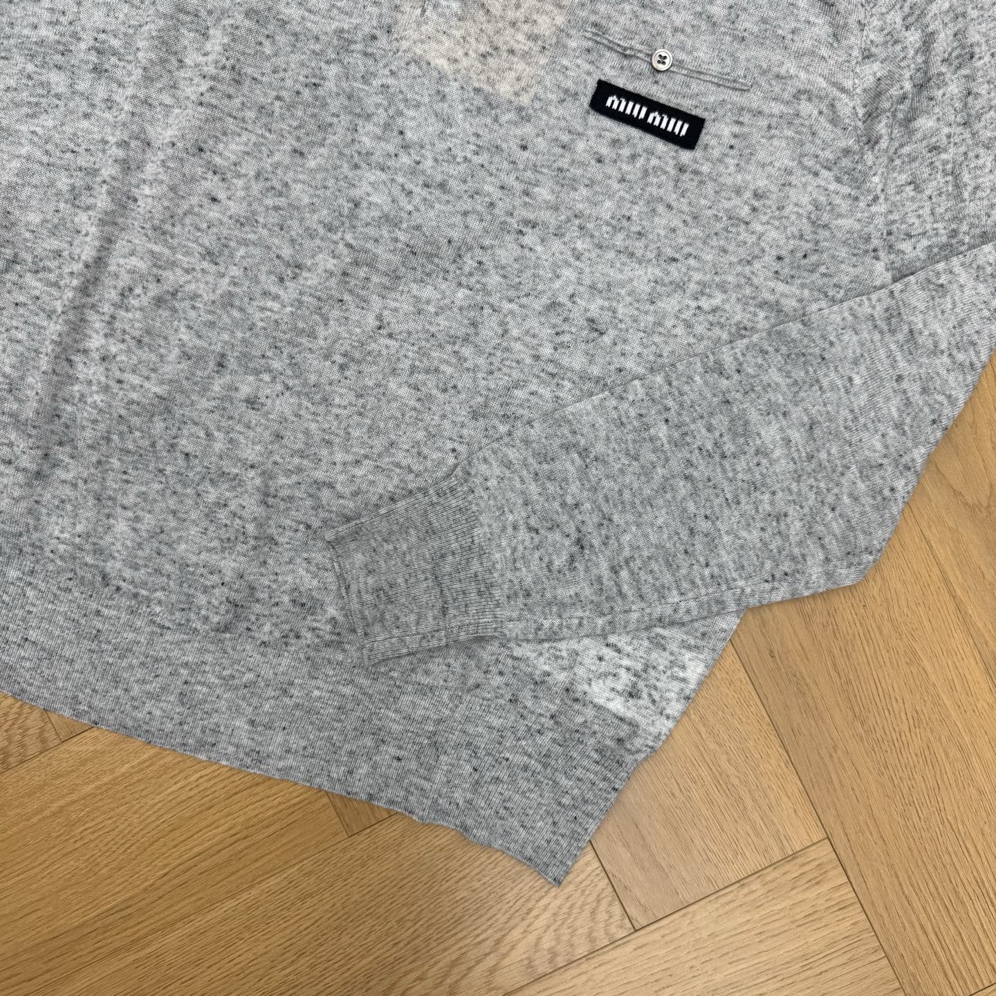 Miu家 26早秋新款 花纱Polo针织衫，花纱混纺针织面料，质感细腻软糯，经典Polo翻领，半开金属扣门襟，胸前品牌织