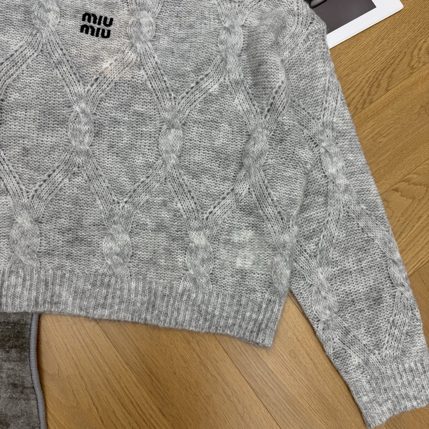 Miu家 26早秋新款 绞花针织毛衣，软糯针织面料，肌理感十足，菱格绞花麻花编织，复古氛围感，胸前刺绣品牌标识，简约精致