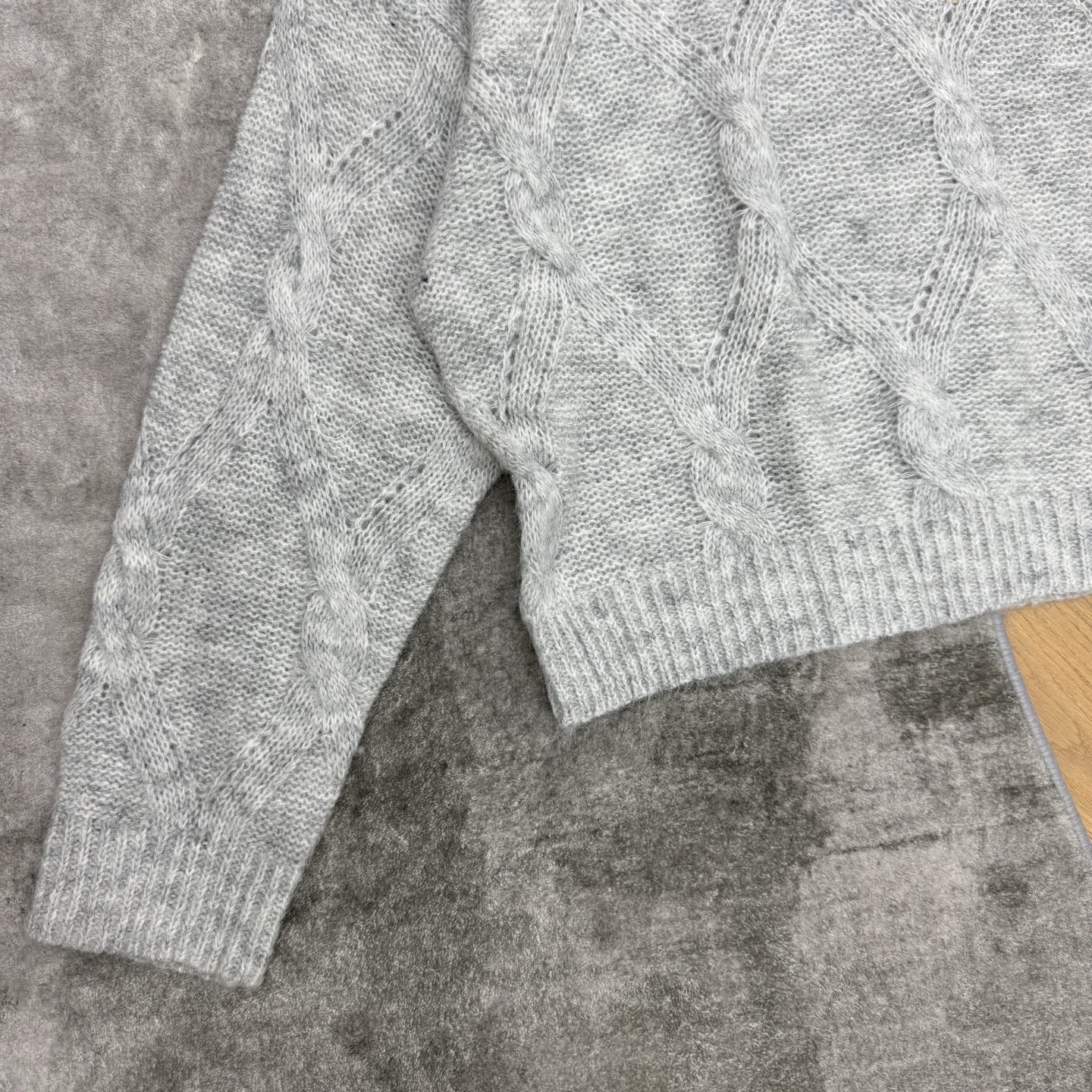 Miu家 26早秋新款 绞花针织毛衣，软糯针织面料，肌理感十足，菱格绞花麻花编织，复古氛围感，胸前刺绣品牌标识，简约精致