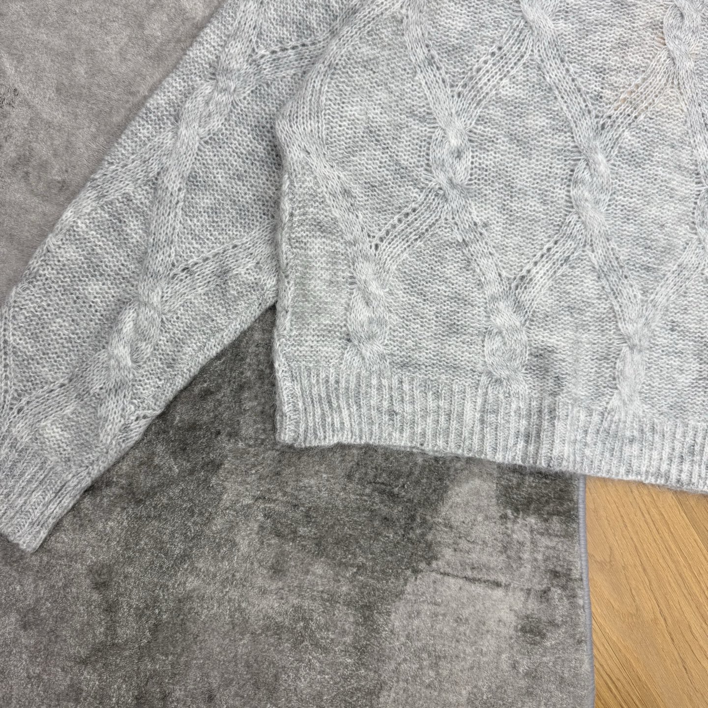 Miu家 26早秋新款 绞花针织毛衣，软糯针织面料，肌理感十足，菱格绞花麻花编织，复古氛围感，胸前刺绣品牌标识，简约精致