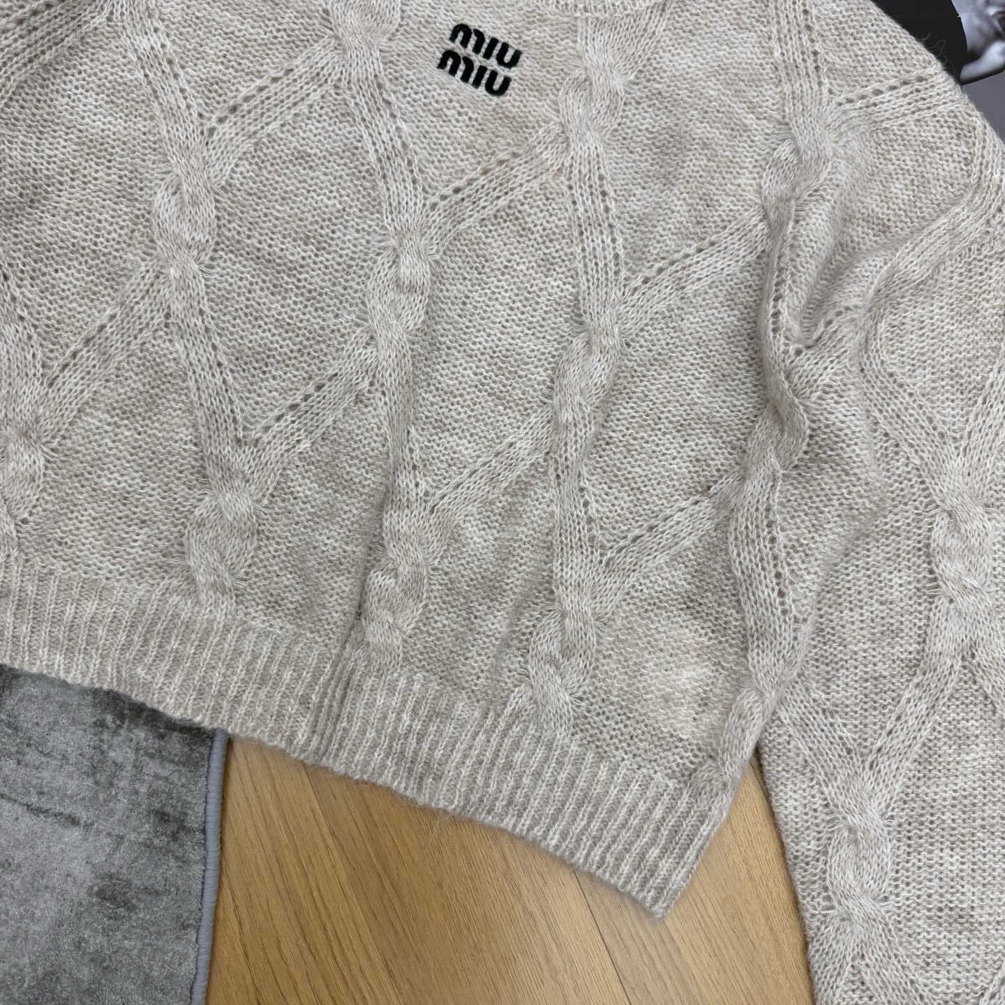 Miu家 26早秋新款 绞花针织毛衣，软糯针织面料，肌理感十足，菱格绞花麻花编织，复古氛围感，胸前刺绣品牌标识，简约精致