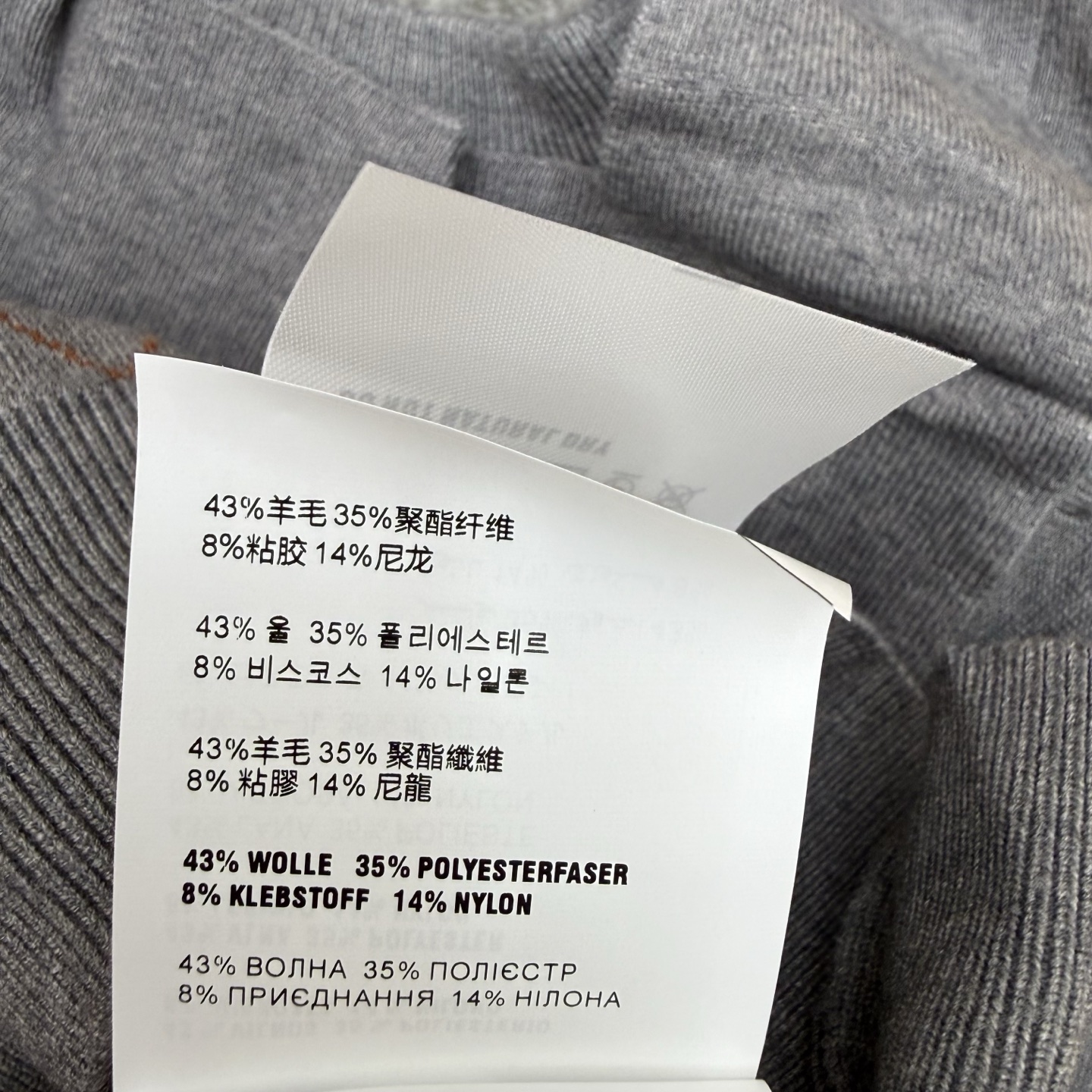 Miu家 26早秋新款 菱格飘带针织上衣，复古菱格提花工艺，黄白撞色格调满满、不可拆卸肩带，胸前红色刺绣品牌标识，醒目精