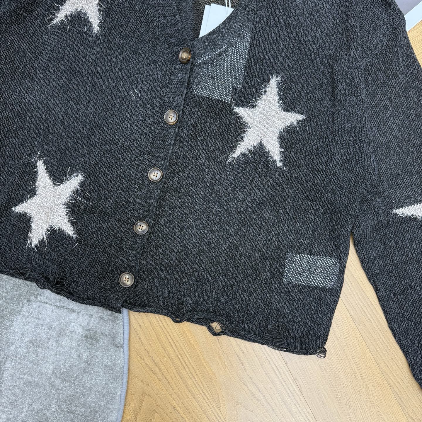 D家 26早秋新款 星星提花针织开衫，氛围感星星提花设计，毛边破碎下摆，随性松弛，V领单排扣门襟，穿脱自由，可敞开可扣穿