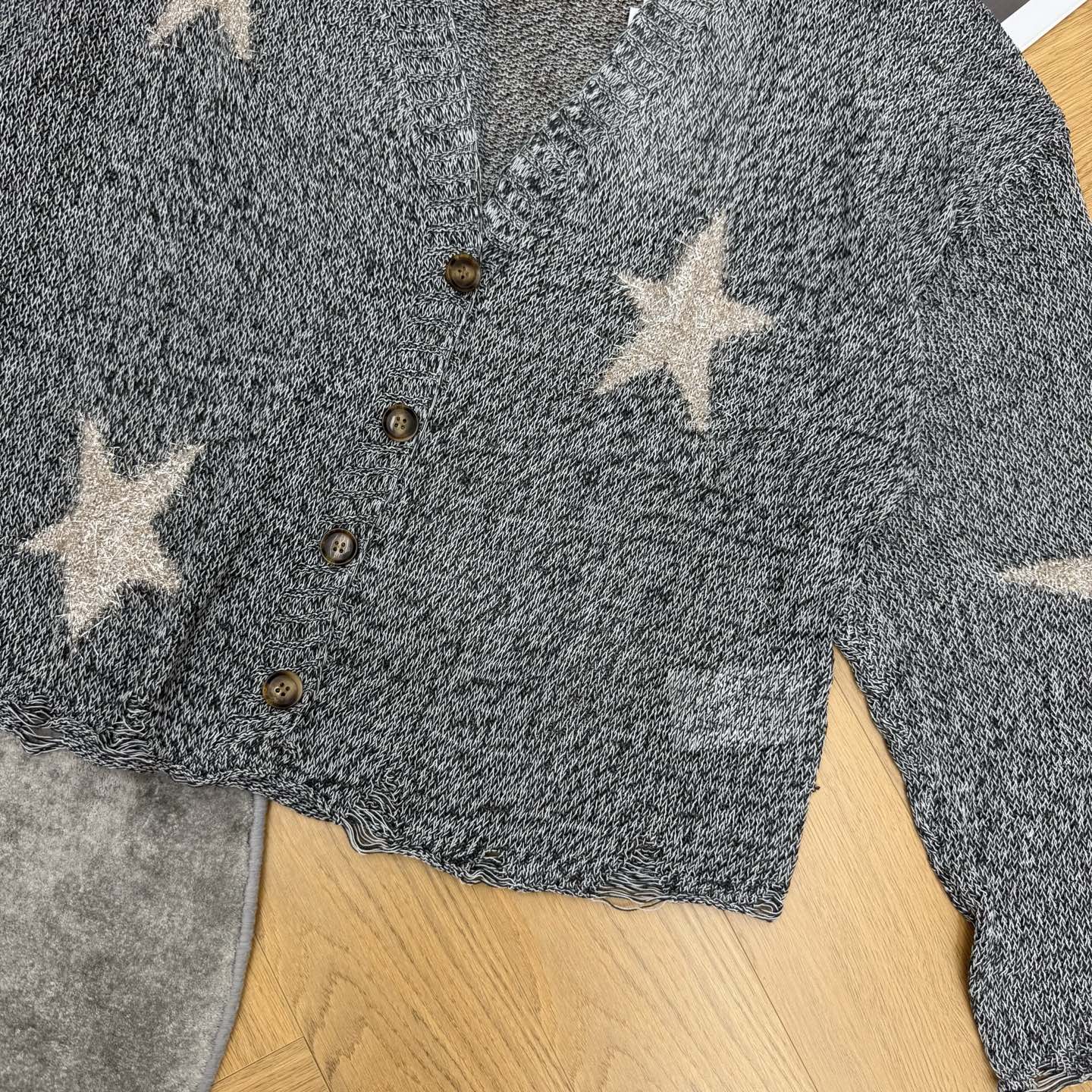 D家 26早秋新款 星星提花针织开衫，氛围感星星提花设计，毛边破碎下摆，随性松弛，V领单排扣门襟，穿脱自由，可敞开可扣穿