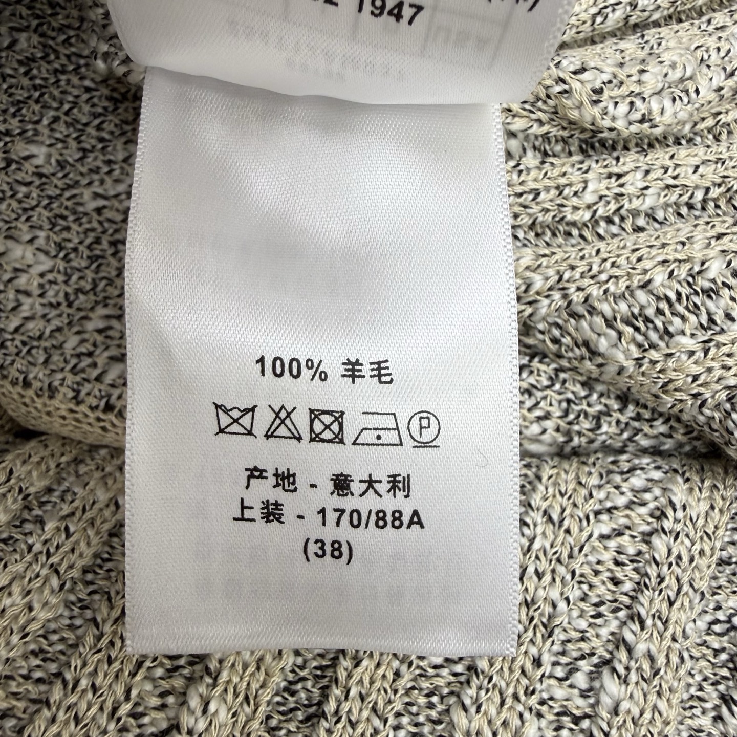 D家 26早秋新款 小蜜蜂镂空针织开衫，金银混色纱线，自带细闪高级质感，竖条镂空肌理，透气不沉闷，胸口精致小蜜蜂刺绣，辨