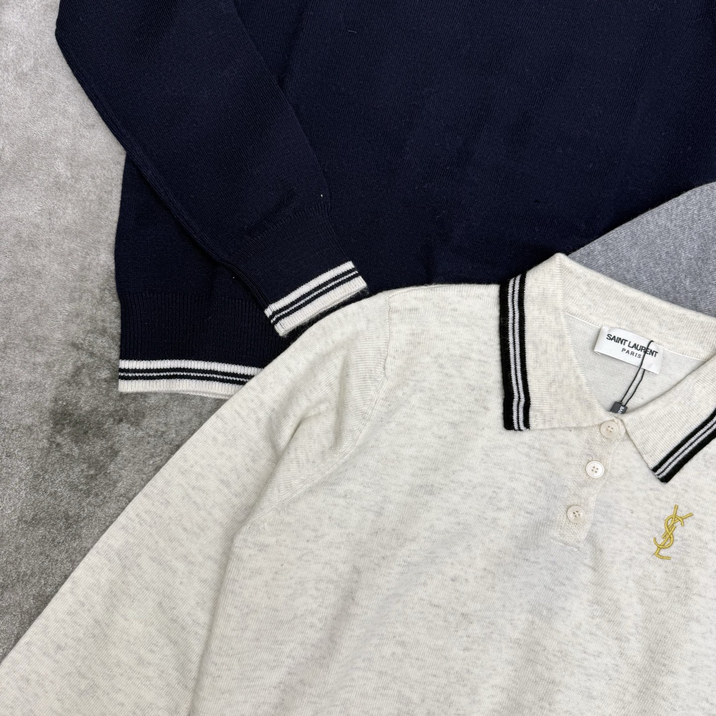 YS家 26早秋新款 Polo领针织长袖，经典Polo翻领，撞色条纹包边，胸口金色刺绣标识，精致低调有辨识度，半开扣门襟