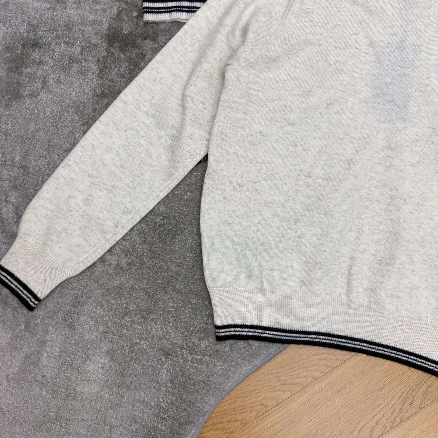 YS家 26早秋新款 Polo领针织长袖，经典Polo翻领，撞色条纹包边，胸口金色刺绣标识，精致低调有辨识度，半开扣门襟
