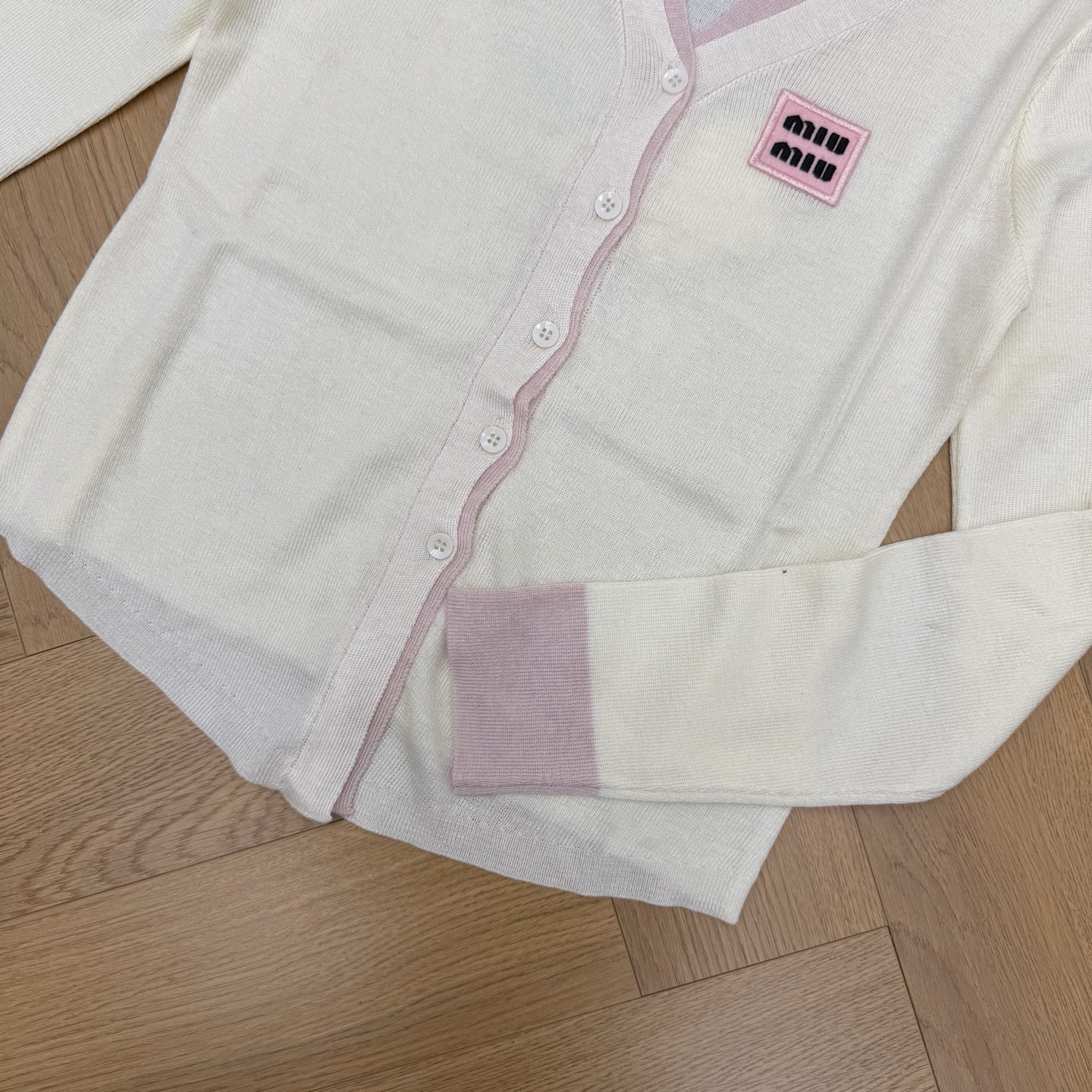 Miu 26早秋新款 撞色翻领针织开衫，细腻轻薄针织面料，柔软透气，贴身穿着清爽不闷。经典Polo翻领拼接撞色设计，黑白