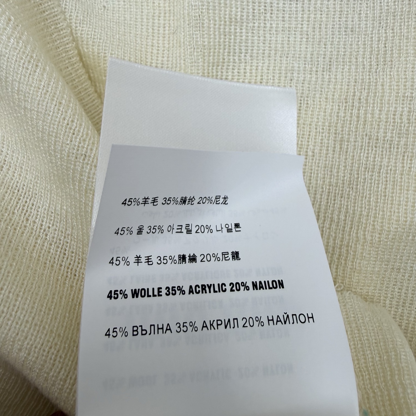 Miu 26早秋新款 撞色翻领针织开衫，细腻轻薄针织面料，柔软透气，贴身穿着清爽不闷。经典Polo翻领拼接撞色设计，黑白
