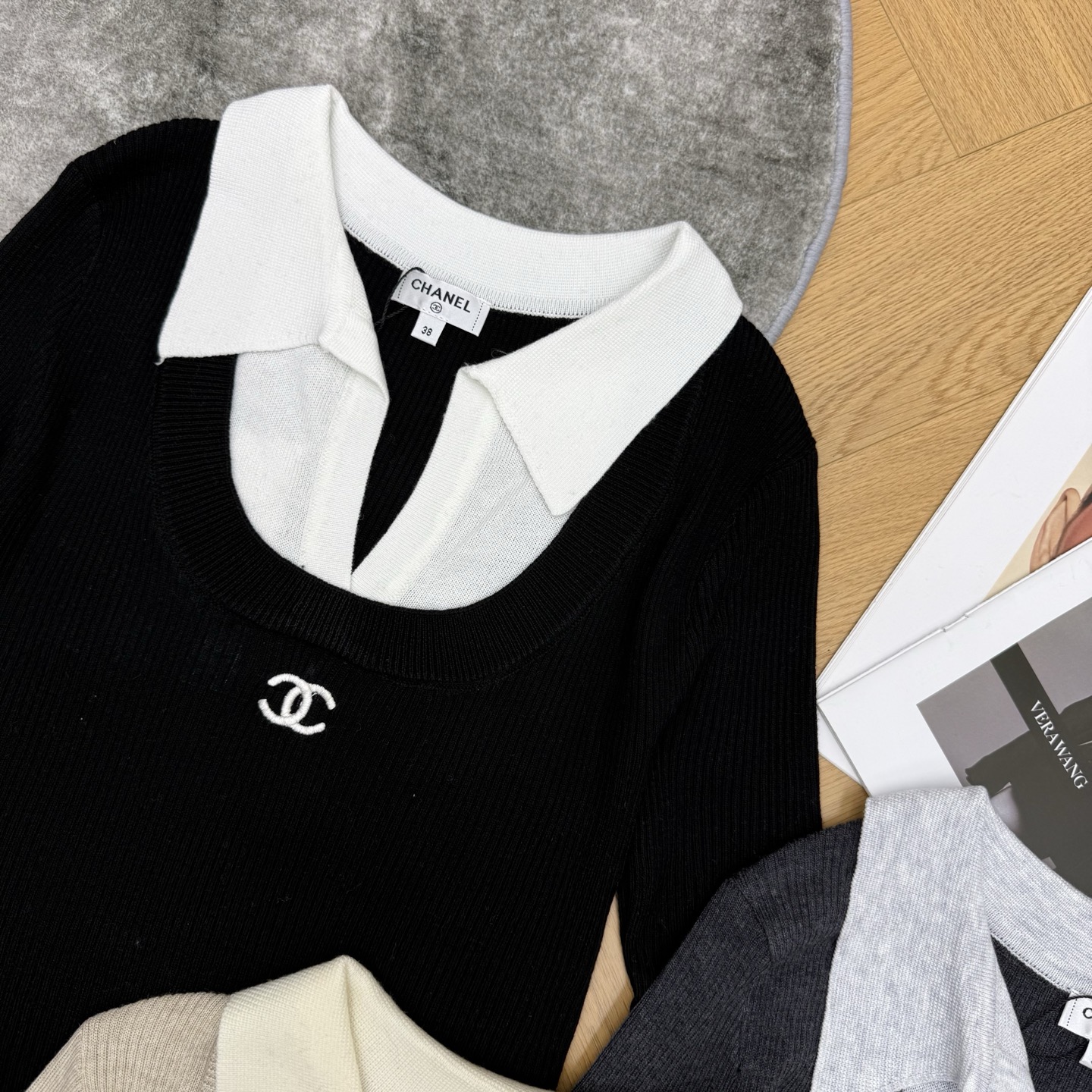 Chanel 26早秋新款 假两件撞色Polo领针织长袖,高弹竖坑条针织面料,柔软亲肤透气,弹力贴合身形不紧绷。双层拼接 Chanel 26早秋新款 假两件撞色Polo领针织长袖,高弹竖坑条针织面料,柔软亲肤透气,弹力贴合身形不紧绷。双层拼接