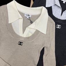 Chanel 26早秋新款 假两件撞色Polo领针织长袖,高弹竖坑条针织面料,柔软亲肤透气,弹力贴合身形不紧绷。双层拼接 Chanel 26早秋新款 假两件撞色Polo领针织长袖,高弹竖坑条针织面料,柔软亲肤透气,弹力贴合身形不紧绷。双层拼接
