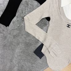 Chanel 26早秋新款 假两件撞色Polo领针织长袖,高弹竖坑条针织面料,柔软亲肤透气,弹力贴合身形不紧绷。双层拼接 Chanel 26早秋新款 假两件撞色Polo领针织长袖,高弹竖坑条针织面料,柔软亲肤透气,弹力贴合身形不紧绷。双层拼接