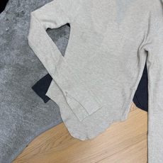Chanel 26早秋新款 假两件撞色Polo领针织长袖,高弹竖坑条针织面料,柔软亲肤透气,弹力贴合身形不紧绷。双层拼接 Chanel 26早秋新款 假两件撞色Polo领针织长袖,高弹竖坑条针织面料,柔软亲肤透气,弹力贴合身形不紧绷。双层拼接