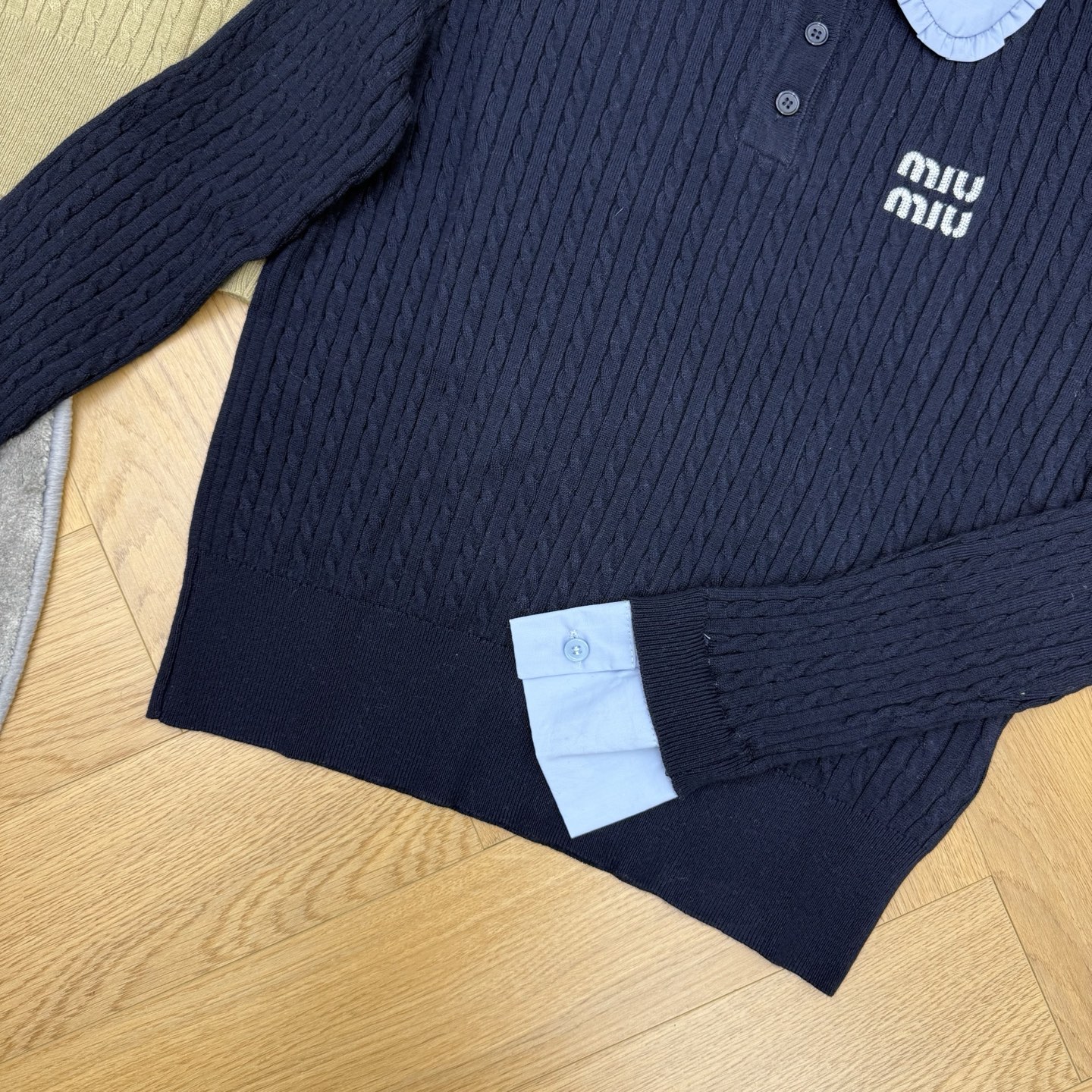 Miu 26早秋新款 娃娃领撞色针织Polo长袖，细密绞花坑条针织面料，柔软透气、弹力亲肤，夏日穿着清爽不闷。木耳边娃娃