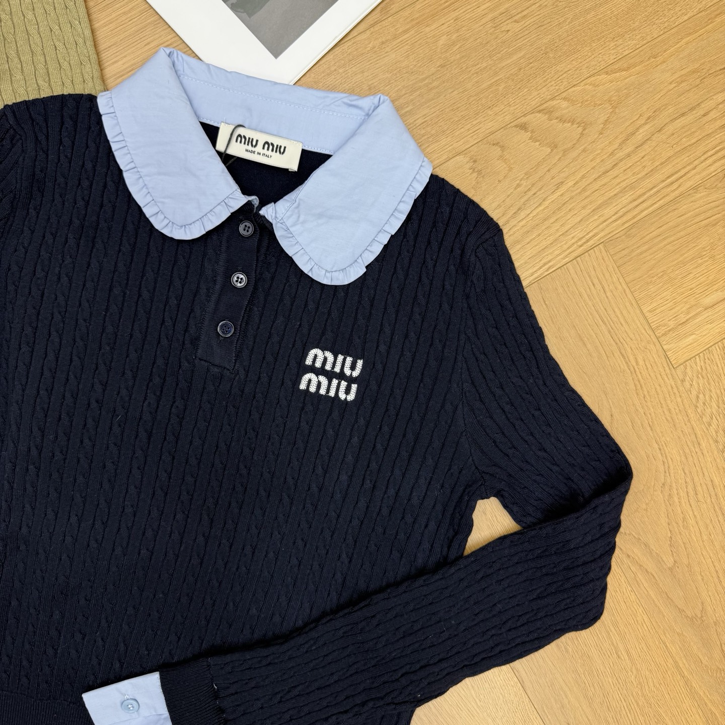 Miu 26早秋新款 娃娃领撞色针织Polo长袖，细密绞花坑条针织面料，柔软透气、弹力亲肤，夏日穿着清爽不闷。木耳边娃娃