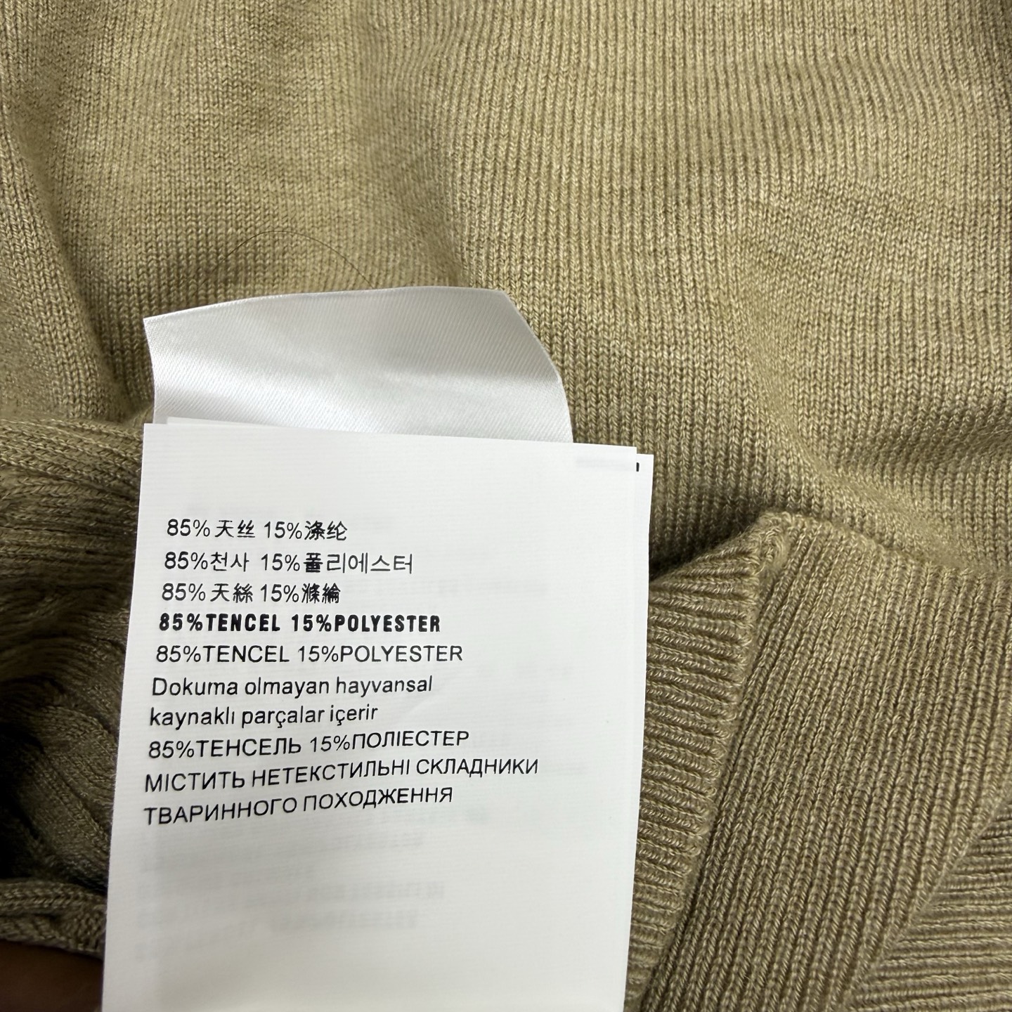 Miu 26早秋新款 娃娃领撞色针织Polo长袖，细密绞花坑条针织面料，柔软透气、弹力亲肤，夏日穿着清爽不闷。木耳边娃娃