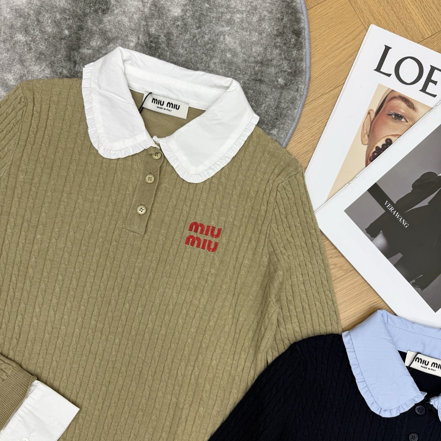 Miu 26早秋新款 娃娃领撞色针织Polo长袖，细密绞花坑条针织面料，柔软透气、弹力亲肤，夏日穿着清爽不闷。木耳边娃娃