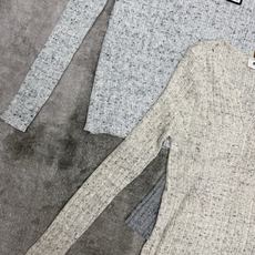 Miu 26早秋新款 杂点肌理V领针织上衣,花纱杂点面料自带随性质感,竖坑条肌理弹力十足,柔软透气不闷肤。小开叉V领简约 Miu 26早秋新款 杂点肌理V领针织上衣,花纱杂点面料自带随性质感,竖坑条肌理弹力十足,柔软透气不闷肤。小开叉V领简约