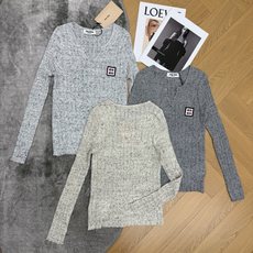 Miu 26早秋新款 杂点肌理V领针织上衣,花纱杂点面料自带随性质感,竖坑条肌理弹力十足,柔软透气不闷肤。小开叉V领简约 Miu 26早秋新款 杂点肌理V领针织上衣,花纱杂点面料自带随性质感,竖坑条肌理弹力十足,柔软透气不闷肤。小开叉V领简约
