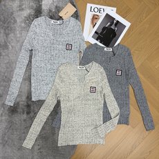 Miu 26早秋新款 杂点肌理V领针织上衣,花纱杂点面料自带随性质感,竖坑条肌理弹力十足,柔软透气不闷肤。小开叉V领简约 Miu 26早秋新款 杂点肌理V领针织上衣,花纱杂点面料自带随性质感,竖坑条肌理弹力十足,柔软透气不闷肤。小开叉V领简约