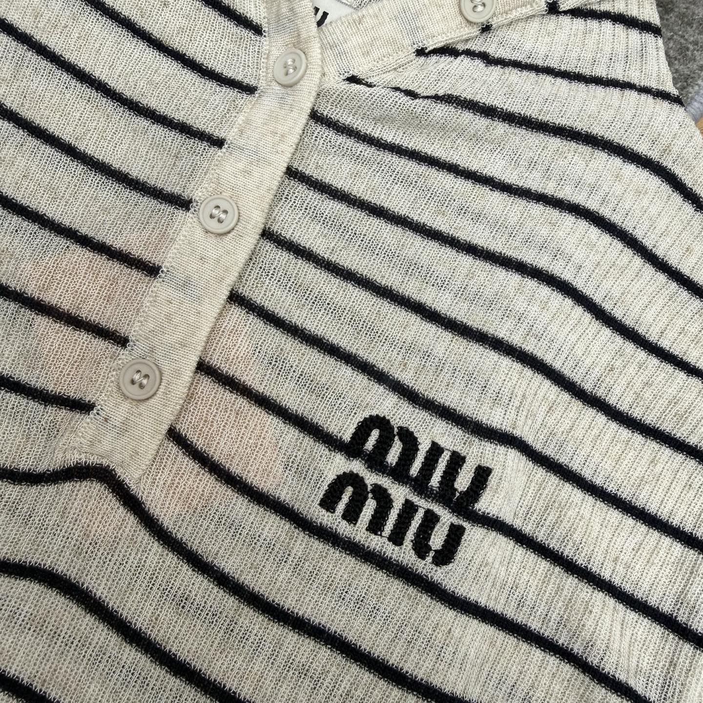 Miu 26早秋新款 条纹连帽针织上衣,细腻肌理面料,柔软透气、亲肤不闷汗,适配日常穿着。经典黑白横向撞色条纹,半开襟三 Miu 26早秋新款 条纹连帽针织上衣,细腻肌理面料,柔软透气、亲肤不闷汗,适配日常穿着。经典黑白横向撞色条纹,半开襟三