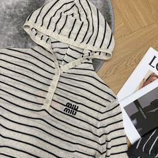 Miu 26早秋新款 条纹连帽针织上衣,细腻肌理面料,柔软透气、亲肤不闷汗,适配日常穿着。经典黑白横向撞色条纹,半开襟三 Miu 26早秋新款 条纹连帽针织上衣,细腻肌理面料,柔软透气、亲肤不闷汗,适配日常穿着。经典黑白横向撞色条纹,半开襟三