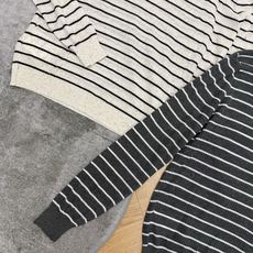 Miu 26早秋新款 条纹连帽针织上衣,细腻肌理面料,柔软透气、亲肤不闷汗,适配日常穿着。经典黑白横向撞色条纹,半开襟三 Miu 26早秋新款 条纹连帽针织上衣,细腻肌理面料,柔软透气、亲肤不闷汗,适配日常穿着。经典黑白横向撞色条纹,半开襟三