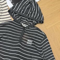 Miu 26早秋新款 条纹连帽针织上衣,细腻肌理面料,柔软透气、亲肤不闷汗,适配日常穿着。经典黑白横向撞色条纹,半开襟三 Miu 26早秋新款 条纹连帽针织上衣,细腻肌理面料,柔软透气、亲肤不闷汗,适配日常穿着。经典黑白横向撞色条纹,半开襟三