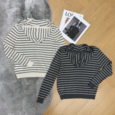 Miu 26早秋新款 条纹连帽针织上衣,细腻肌理面料,柔软透气、亲肤不闷汗,适配日常穿着。经典黑白横向撞色条纹,半开襟三 Miu 26早秋新款 条纹连帽针织上衣,细腻肌理面料,柔软透气、亲肤不闷汗,适配日常穿着。经典黑白横向撞色条纹,半开襟三