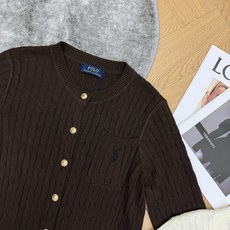 RL家 26早秋新款 经典圆领绞花针织开衫,甄选软糯亲肤针织纱线,立体麻花绞花织纹,肌理饱满扎实,保暖透气兼顾。正圆领基 RL家 26早秋新款 经典圆领绞花针织开衫,甄选软糯亲肤针织纱线,立体麻花绞花织纹,肌理饱满扎实,保暖透气兼顾。正圆领基