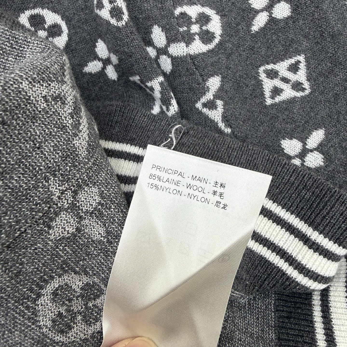 LV家 26早秋新款 经典老花满印针织开衫，细腻软糯混纺针织面料，亲肤透气，自带轻奢肌理感。通体经典Monogram老花
