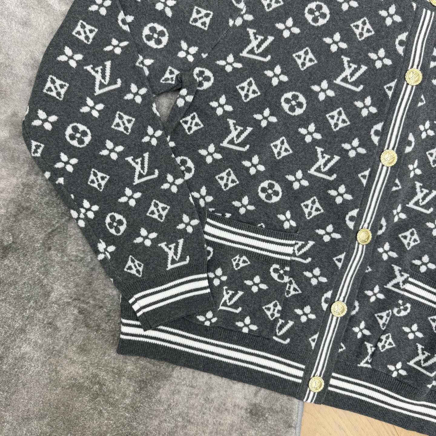 LV家 26早秋新款 经典老花满印针织开衫，细腻软糯混纺针织面料，亲肤透气，自带轻奢肌理感。通体经典Monogram老花