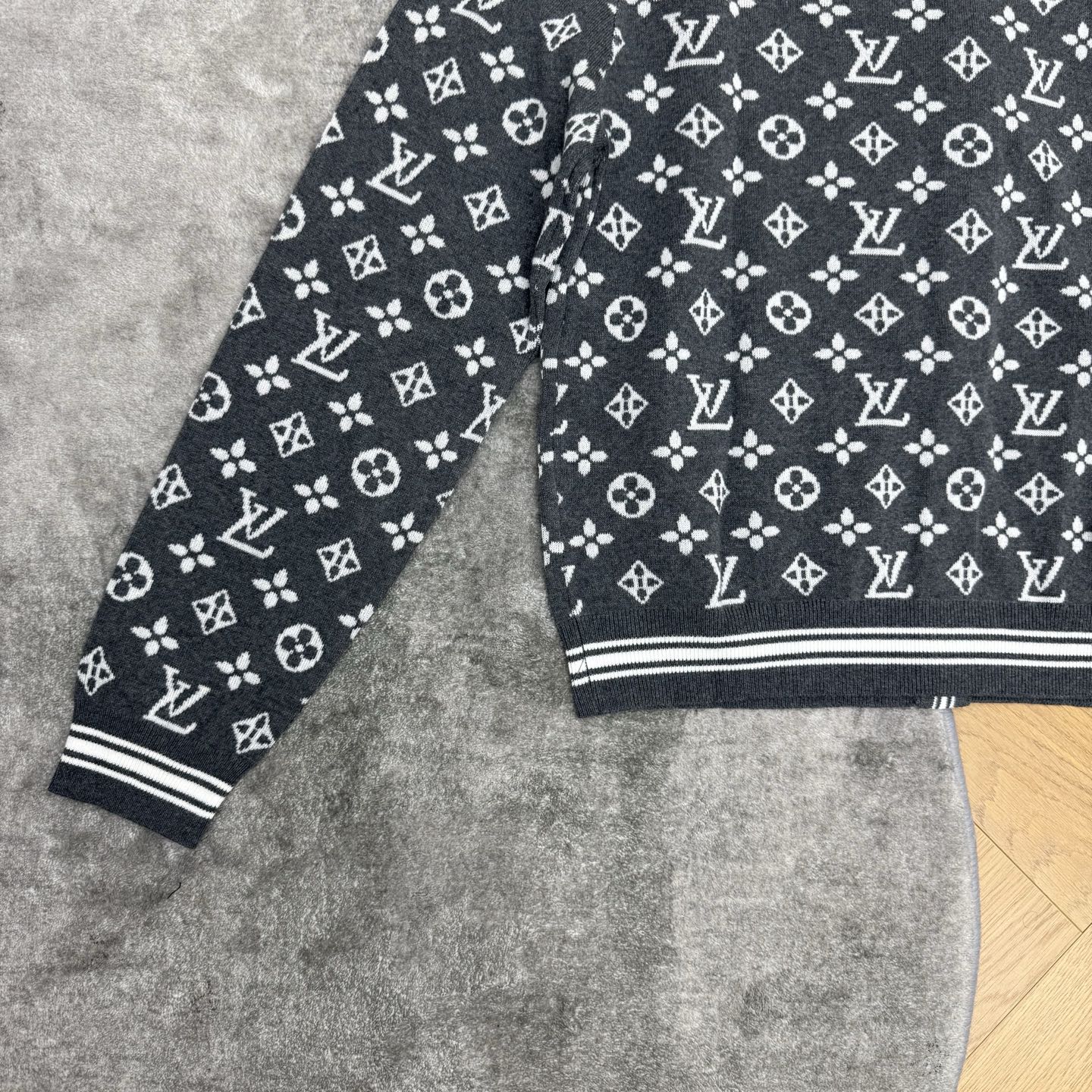 LV家 26早秋新款 经典老花满印针织开衫，细腻软糯混纺针织面料，亲肤透气，自带轻奢肌理感。通体经典Monogram老花