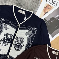 H家 26早秋新款 复古马车方印V领针织开衫,超细精纺针织面料,轻薄软糯、透气亲肤,四季可穿。撞色白边勾勒V领、门襟与袖 H家 26早秋新款 复古马车方印V领针织开衫,超细精纺针织面料,轻薄软糯、透气亲肤,四季可穿。撞色白边勾勒V领、门襟与袖