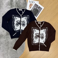 H家 26早秋新款 复古马车方印V领针织开衫,超细精纺针织面料,轻薄软糯、透气亲肤,四季可穿。撞色白边勾勒V领、门襟与袖 H家 26早秋新款 复古马车方印V领针织开衫,超细精纺针织面料,轻薄软糯、透气亲肤,四季可穿。撞色白边勾勒V领、门襟与袖
