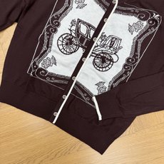 H家 26早秋新款 复古马车方印V领针织开衫,超细精纺针织面料,轻薄软糯、透气亲肤,四季可穿。撞色白边勾勒V领、门襟与袖 H家 26早秋新款 复古马车方印V领针织开衫,超细精纺针织面料,轻薄软糯、透气亲肤,四季可穿。撞色白边勾勒V领、门襟与袖