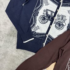 H家 26早秋新款 复古马车方印V领针织开衫,超细精纺针织面料,轻薄软糯、透气亲肤,四季可穿。撞色白边勾勒V领、门襟与袖 H家 26早秋新款 复古马车方印V领针织开衫,超细精纺针织面料,轻薄软糯、透气亲肤,四季可穿。撞色白边勾勒V领、门襟与袖