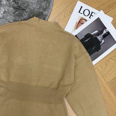 小香家 26早秋新款 V领收腰针织开衫,细腻垂顺针织面料,柔软透气,自带哑光高级质感。经典深V领设计,单排同色系圆珠纽扣 小香家 26早秋新款 V领收腰针织开衫,细腻垂顺针织面料,柔软透气,自带哑光高级质感。经典深V领设计,单排同色系圆珠纽扣