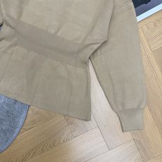 小香家 26早秋新款 V领收腰针织开衫,细腻垂顺针织面料,柔软透气,自带哑光高级质感。经典深V领设计,单排同色系圆珠纽扣 小香家 26早秋新款 V领收腰针织开衫,细腻垂顺针织面料,柔软透气,自带哑光高级质感。经典深V领设计,单排同色系圆珠纽扣